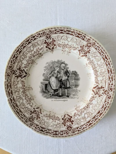 Lot de 6 assiettes anciennes U&K Sarreguemines fin XIXe, décor romantique imprimé brun avec scènes légendées "Gage de tendresse", faïence fine de collection.