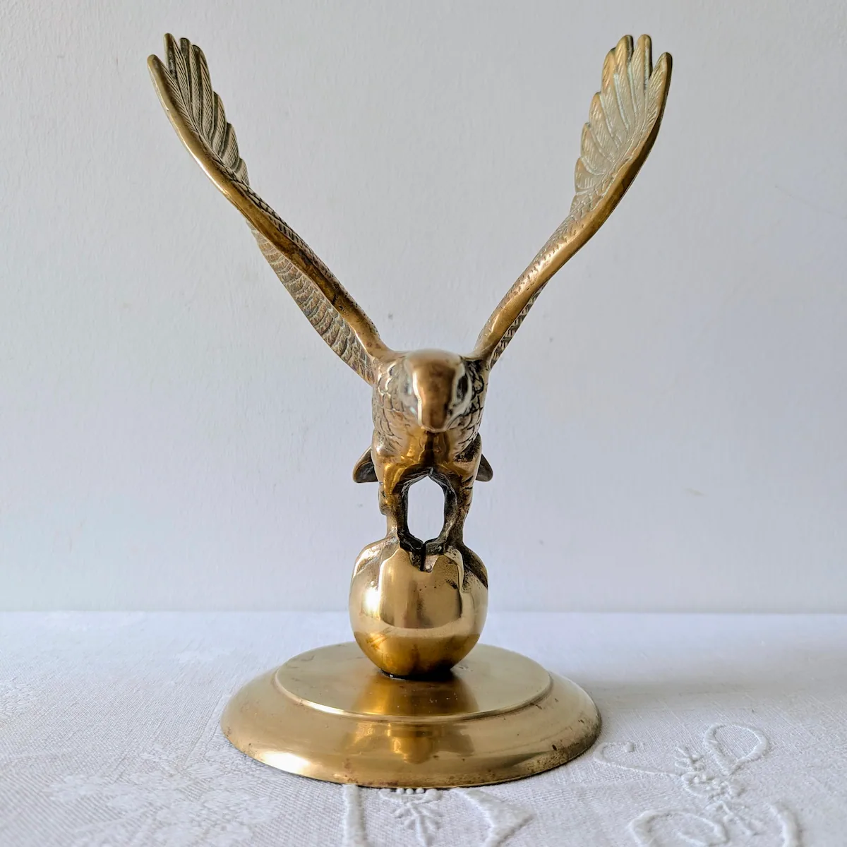 Aigle décoratif en laiton vue de face ailes ouvertes