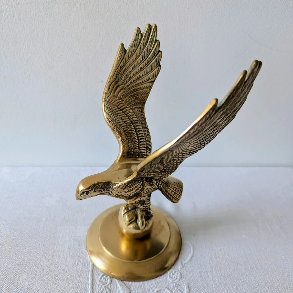 Aigle ancien en laiton ailes déployées vue de dessus