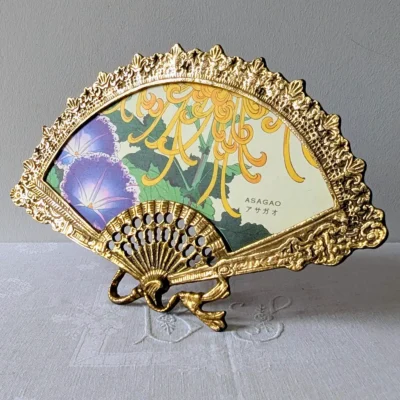 Vue de trois-quarts d'un cadre ancien en laiton pour décoration vintage