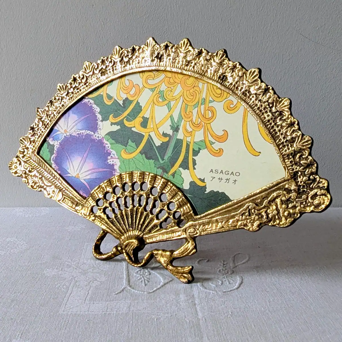 Vue de trois-quarts d'un cadre ancien en laiton pour décoration vintage