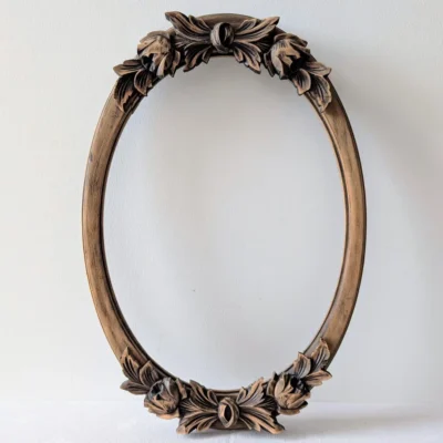 Cadre ancien ovale en bois sculpté de face avec motifs floraux