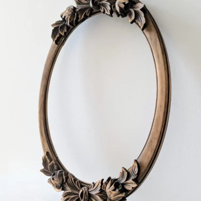 Perspective d'un cadre ovale ancien en bois à patine brune