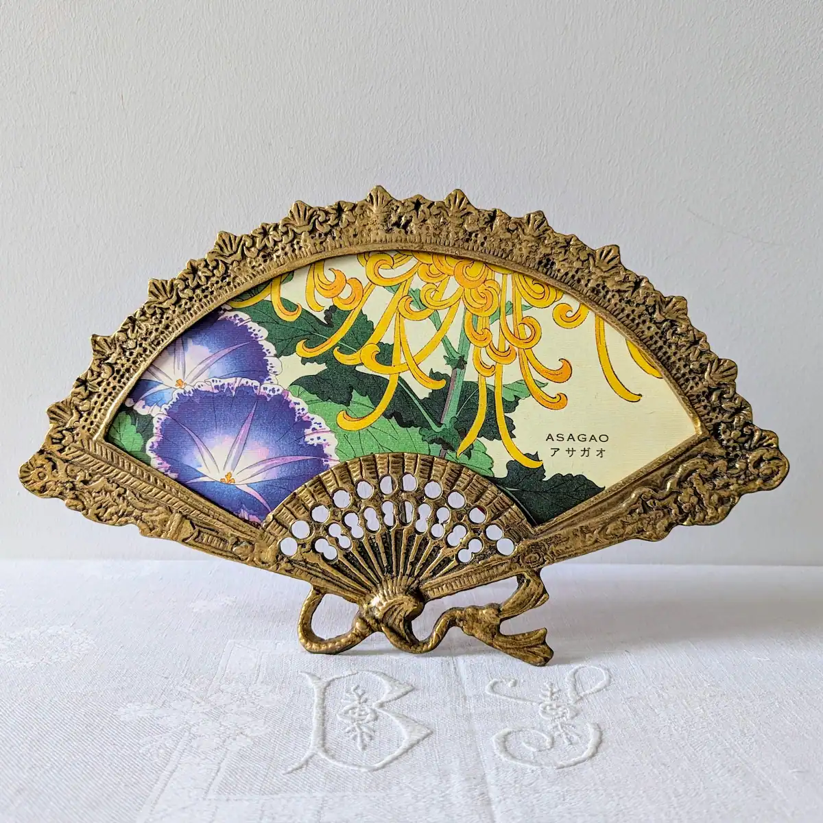 Cadre éventail ancien en laiton avec illustration japoniste florale