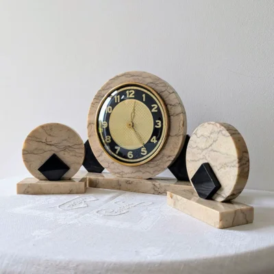 Pendule ancienne en marbre beige et noir pour décoration vintage de caractère