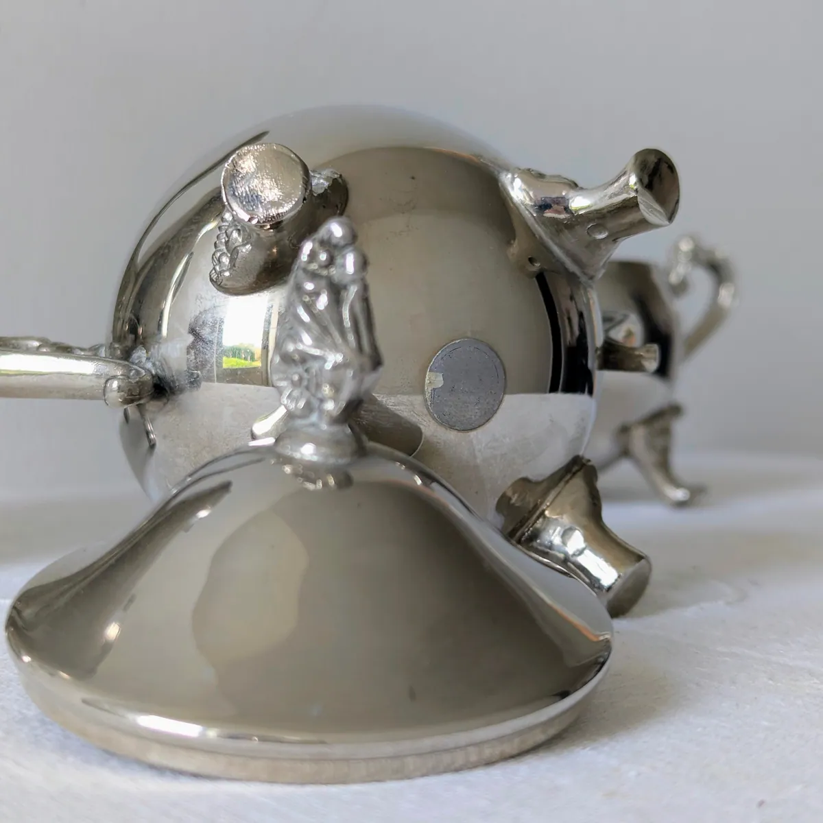 Dessous du sucrier montrant l'état du métal argenté ancien