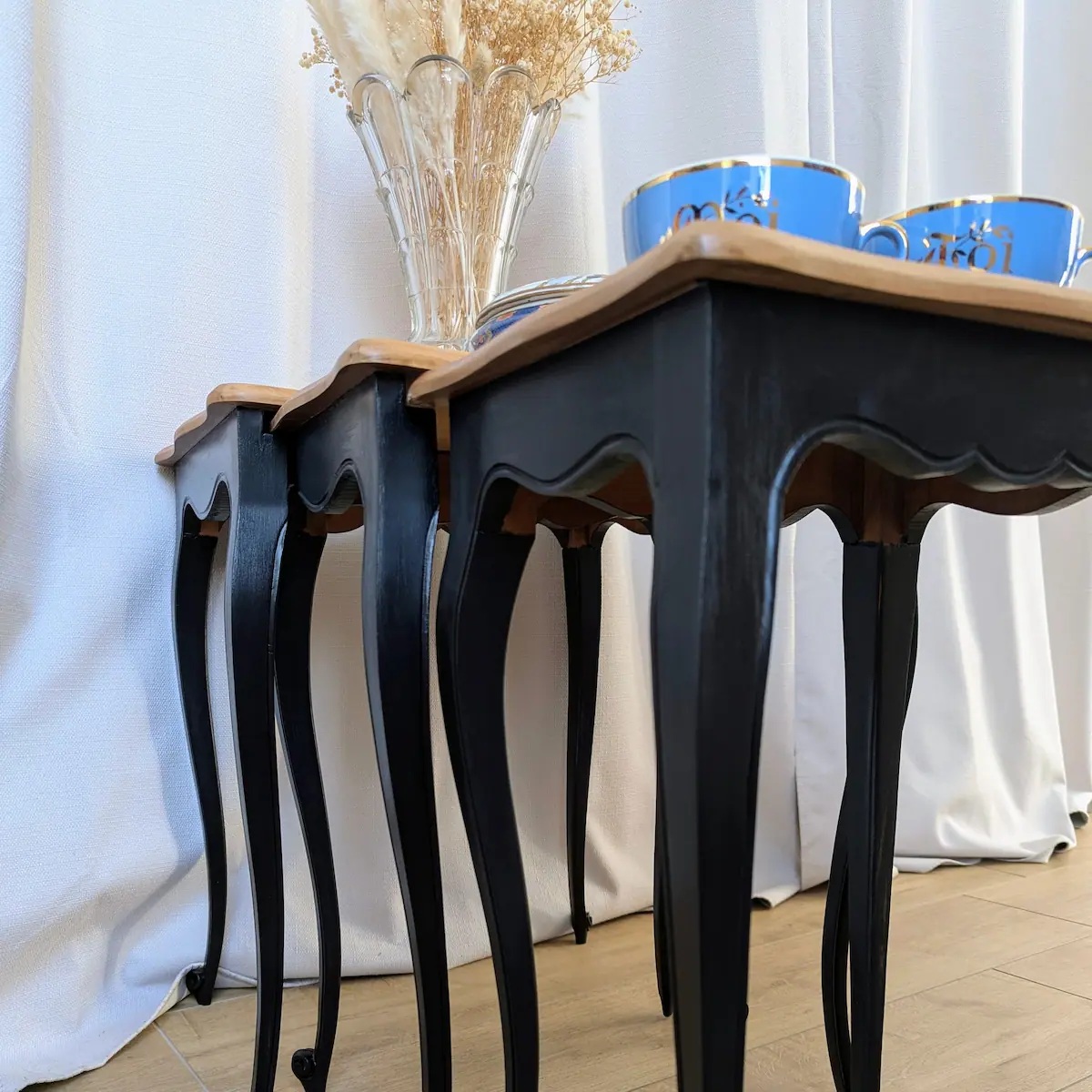 Détail des pieds noirs galbés et travaillés d'une table d'appoint vintage