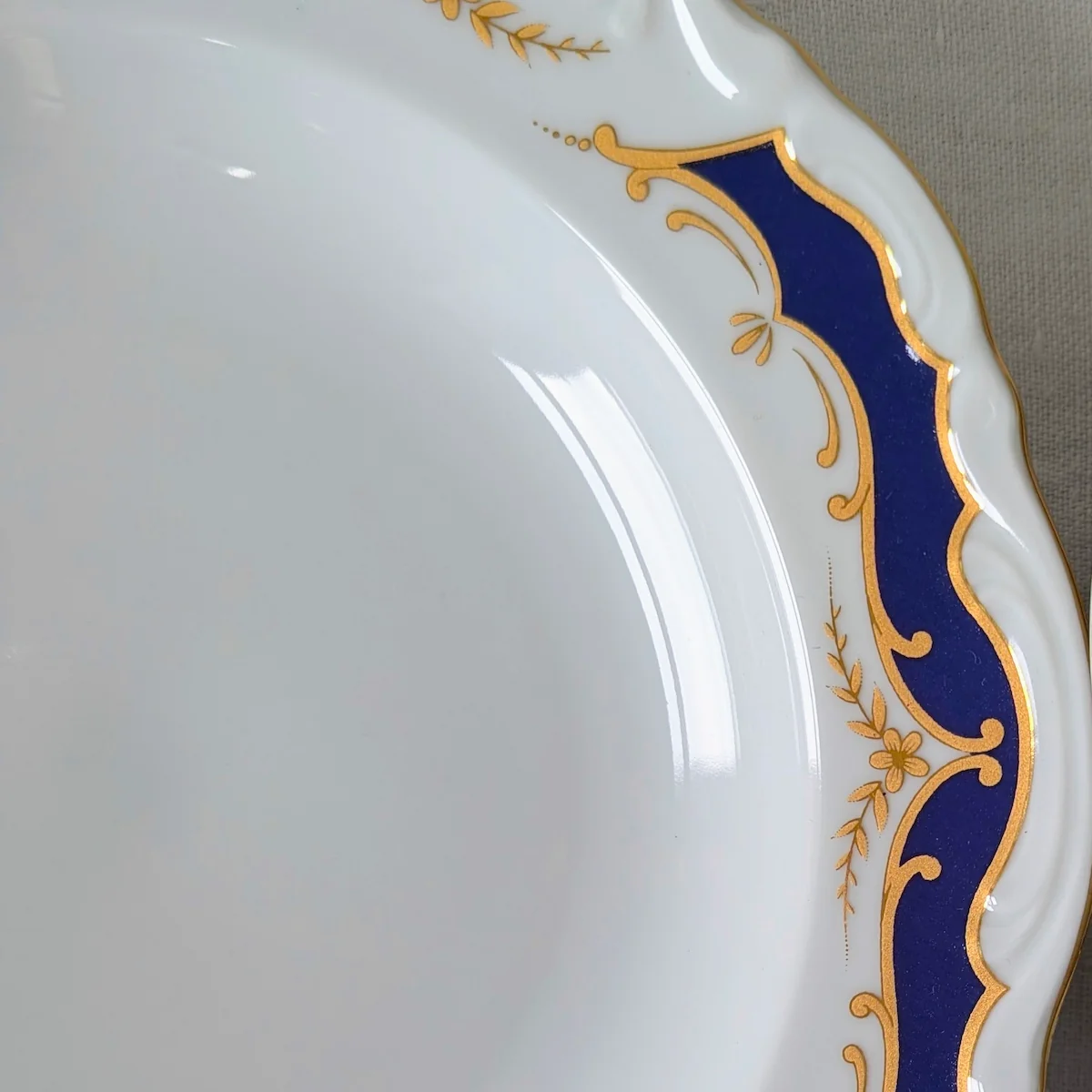 Gros plan sur le motif bleu cobalt et les fleurs dorées porcelaine Mitterteich