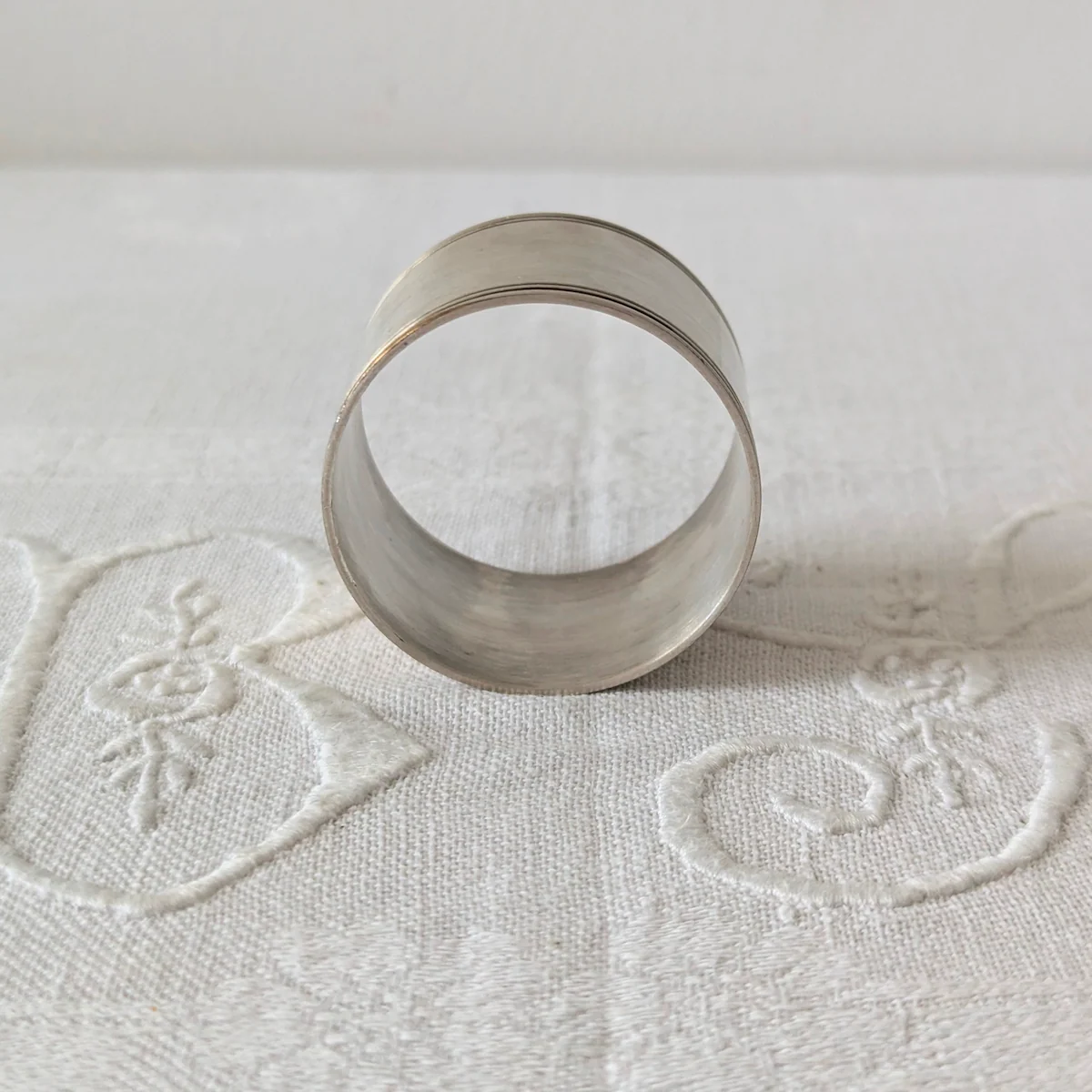 Vue du dessus montrant le diamètre et l'épaisseur du rond de serviette.