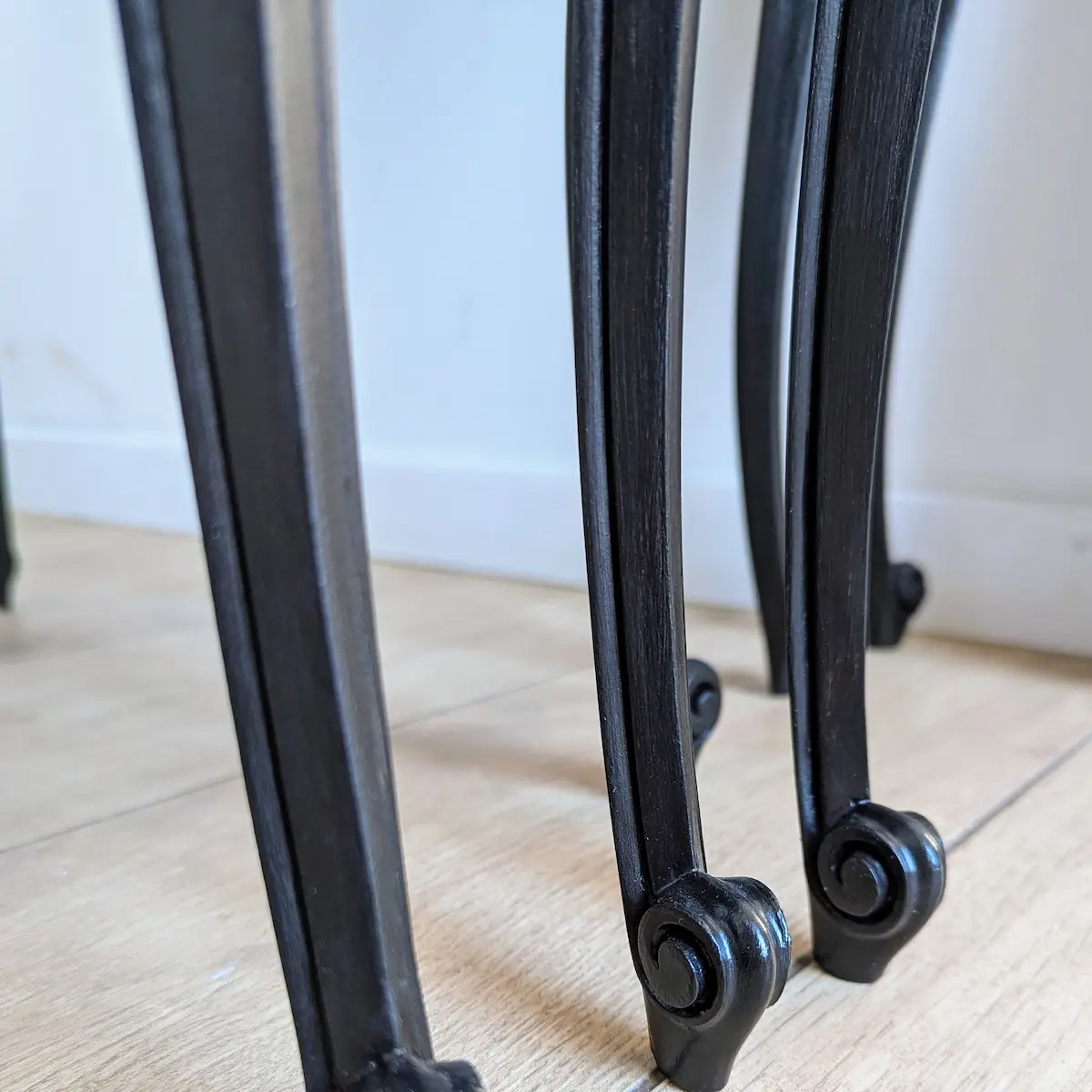 Détail de la finition en escargot du pied d'une table ancienne