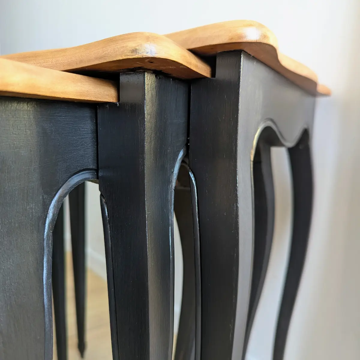 Zoom sur la restauration du plateau en bois clair d'une table gigogne ancienne