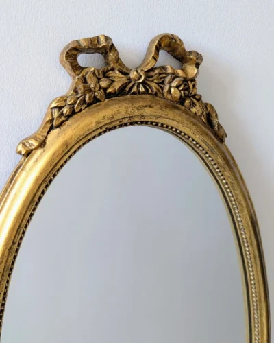 Détail du cadre sculpté miroir ancien doré