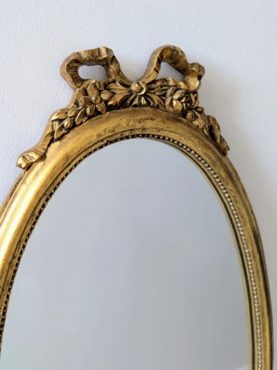 Détail du cadre sculpté miroir ancien doré