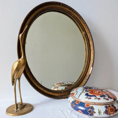 Mise en scène décorative du miroir ancien avec objets vintage