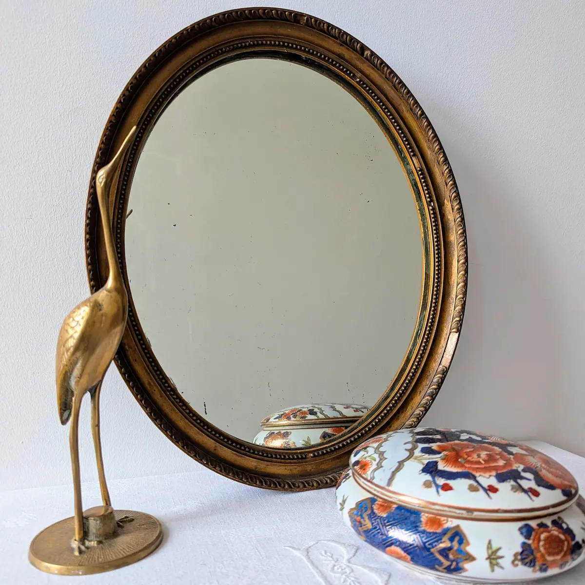 Mise en scène décorative du miroir ancien avec objets vintage