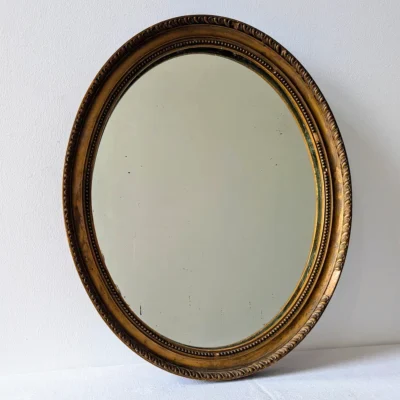 Miroir ancien ovale avec cadre en bois doré patiné de face