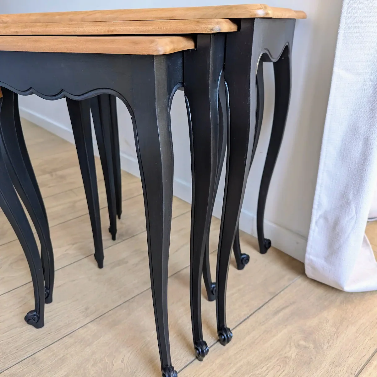Zoom sur les pieds en bois peint noir d'un mobilier ancien