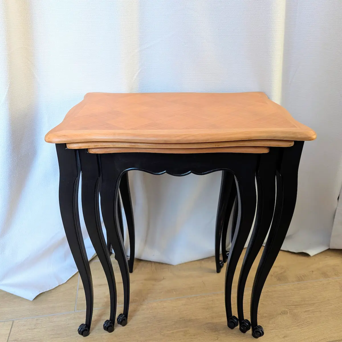 Plateau en marqueterie de bois clair avec motifs géométriques