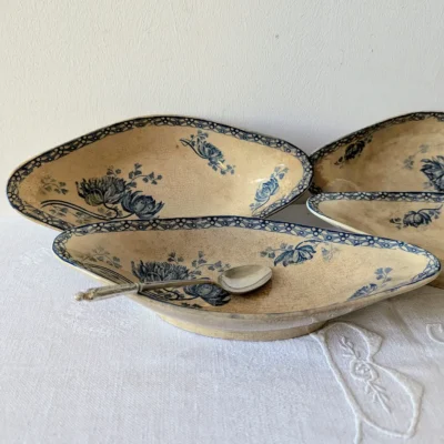 Raviers anciens bleu et blanc pour décoration vintage de table