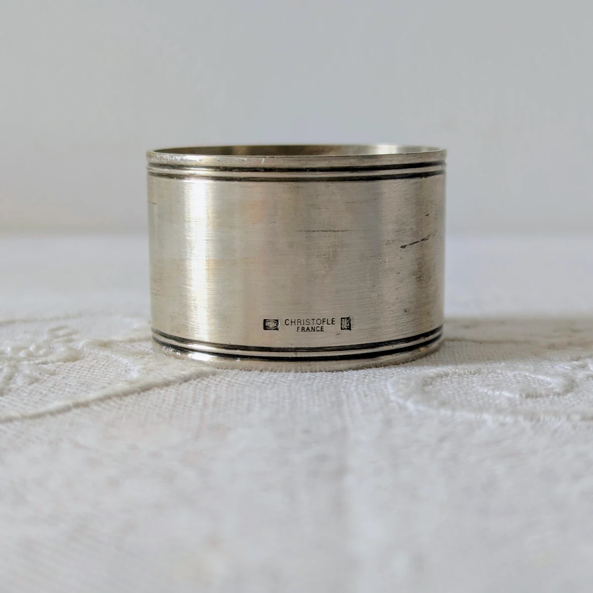 Face avant du rond de serviette ancien Christofle avec poinçon visible.