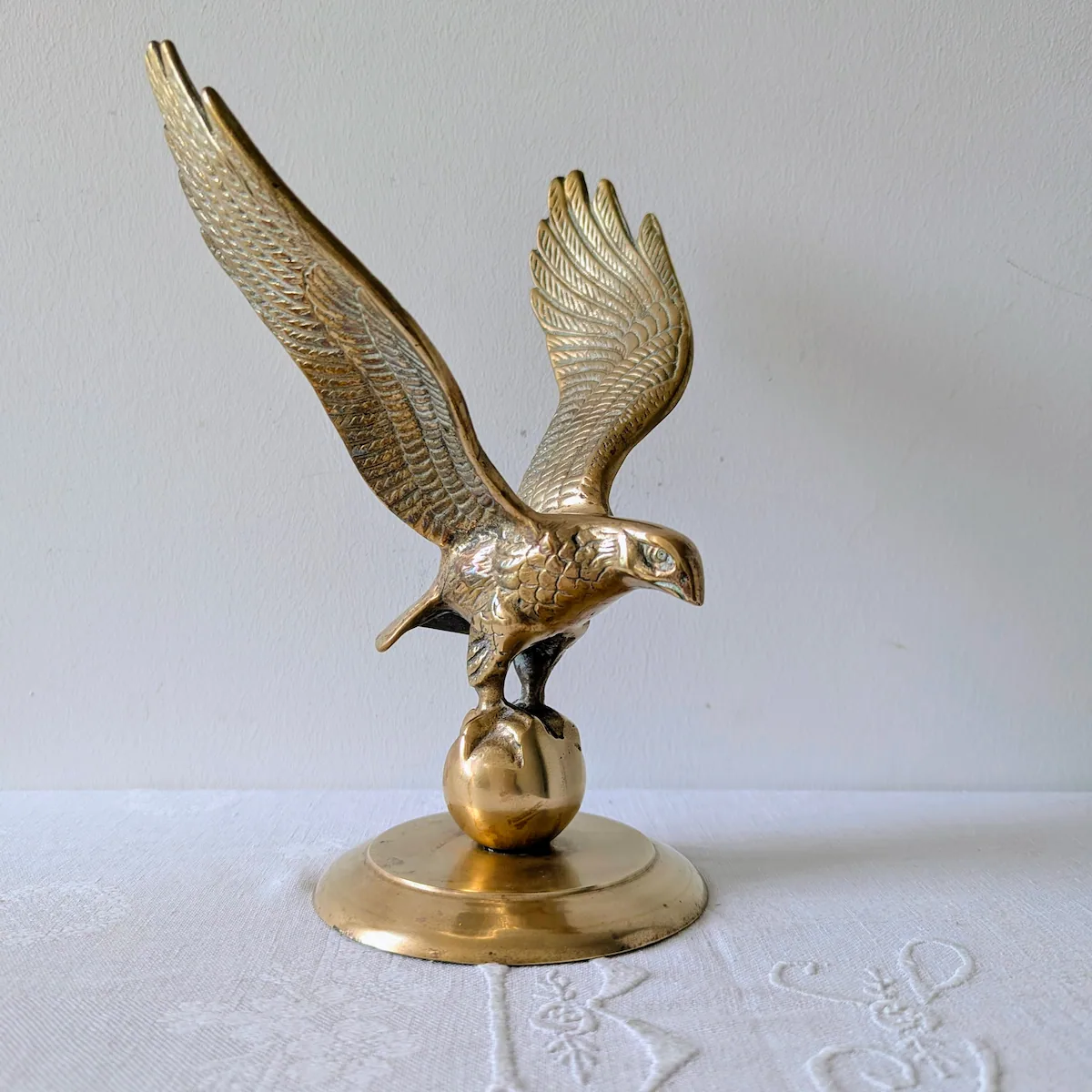 Aigle décoratif ancien en laiton massif des années 70