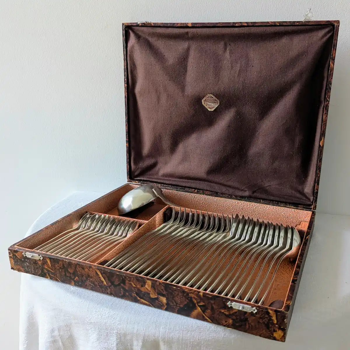 Vue d'ensemble des couverts anciens Apollo métal argenté