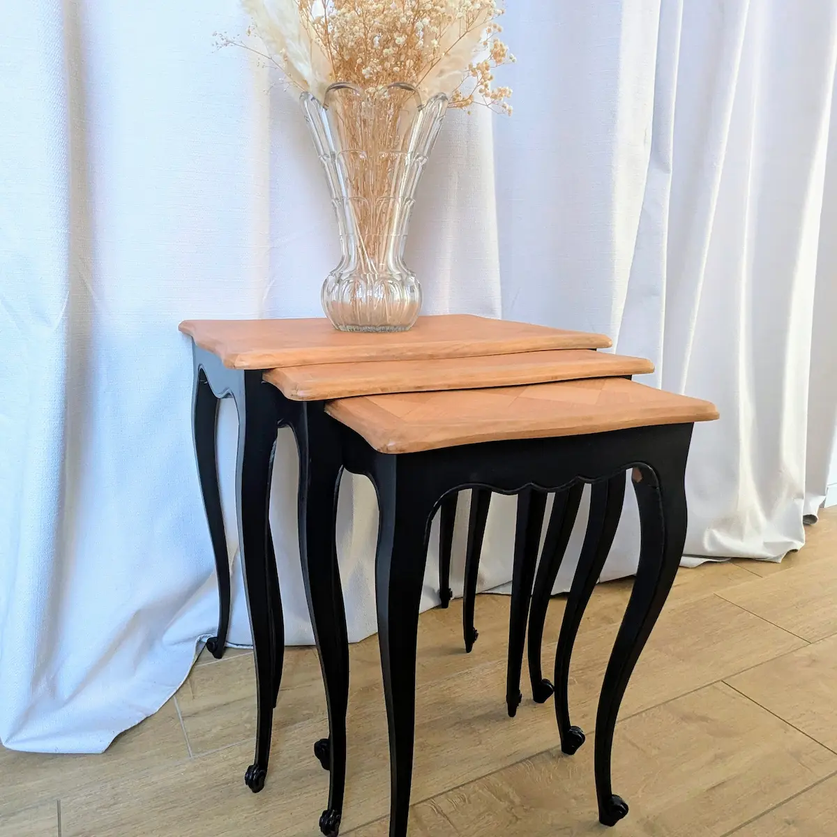 Table gigogne ancienne restaurée présentée dans un intérieur lumineux