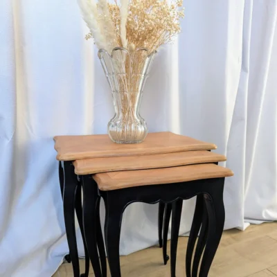 Vue de face du trio de tables gigognes anciennes emboîtées