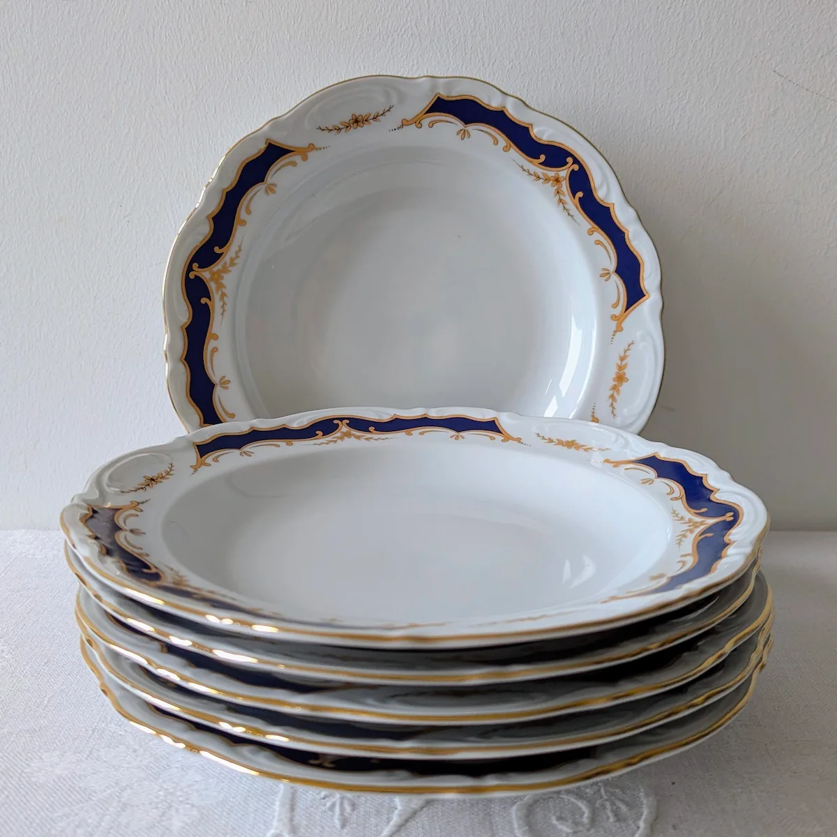 Détail d'une assiette creuse ancienne Mitterteich avec décor bleu et or