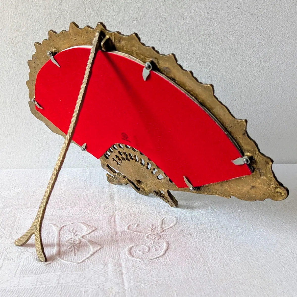 Verso d'un cadre ancien tapissé de velours rouge