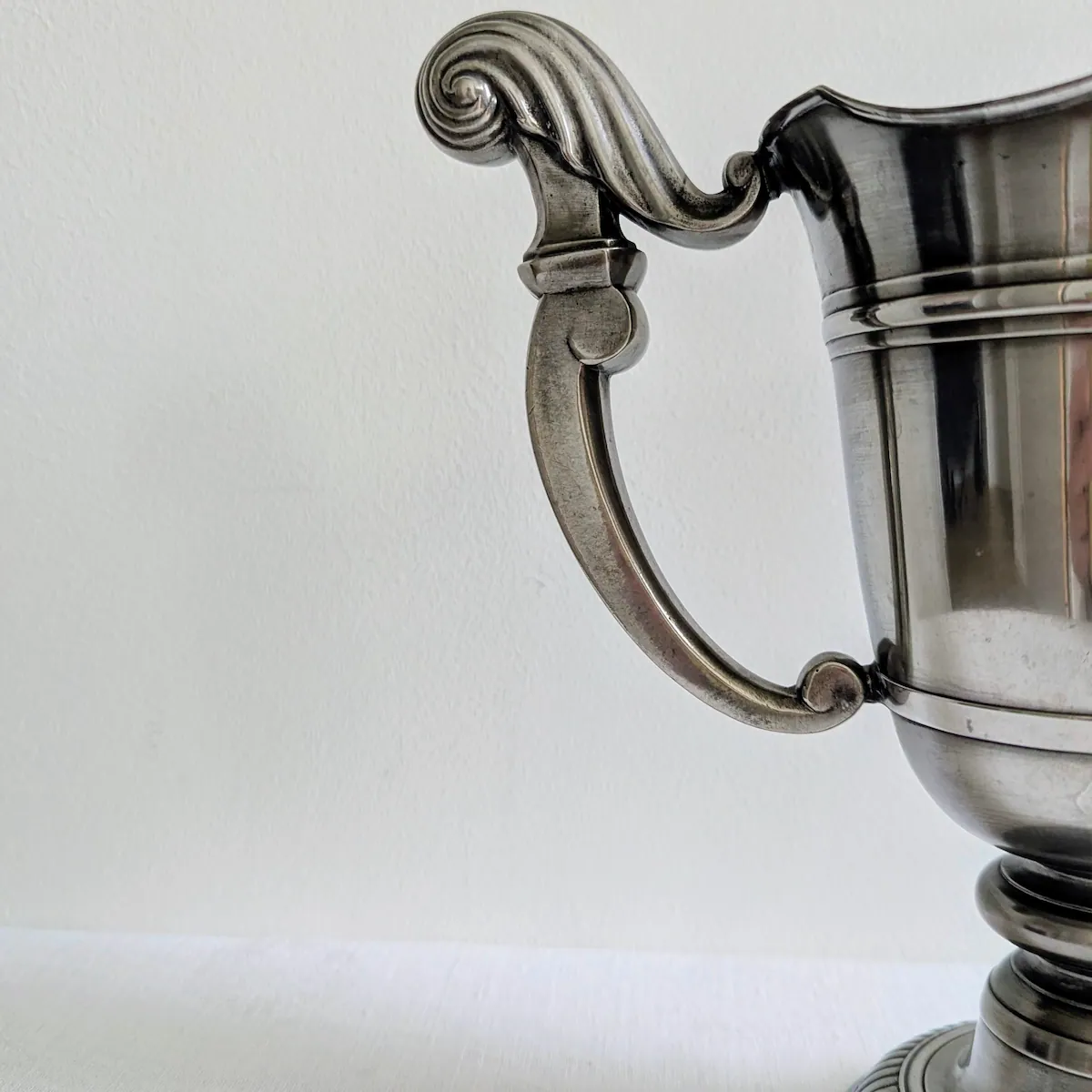 Détail de l’anse en volute de l’aiguière