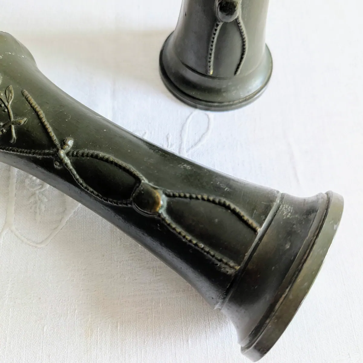 Détail de la patine verte ancienne et de la base du vase