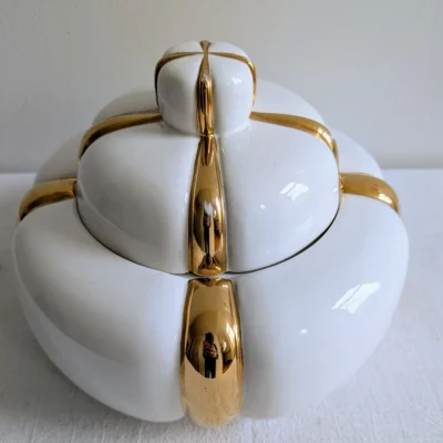 Vue de dessus d'une boîte en céramique ancienne blanche et or