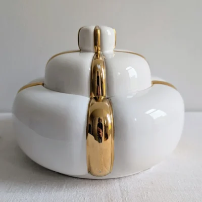 Bonbonnière vintage en céramique blanche et bandes dorées style Art Déco