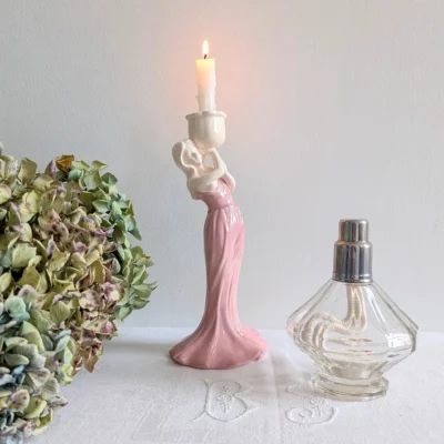 Mise en scène décoration vintage avec bougeoir rose et accessoires anciens