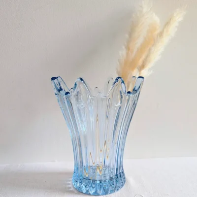 Vase vintage en cristal bleu avec herbes de la pampa