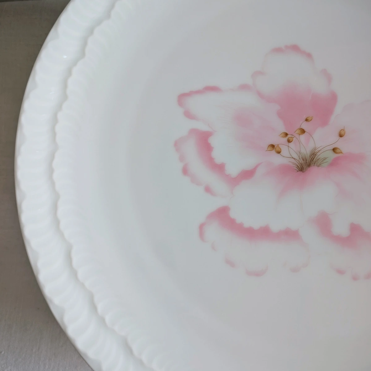 Détail du motif floral rose et relief bordure assiette vintage