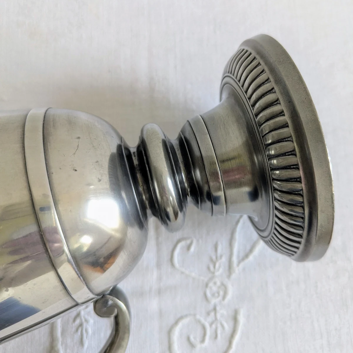 Gros plan sur le piedouche godronné de l’aiguière