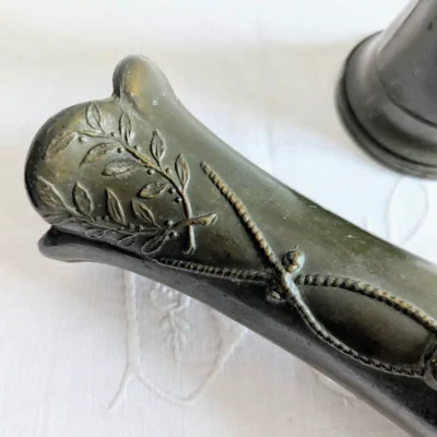 Détail des motifs de feuilles en relief sur vase ancien