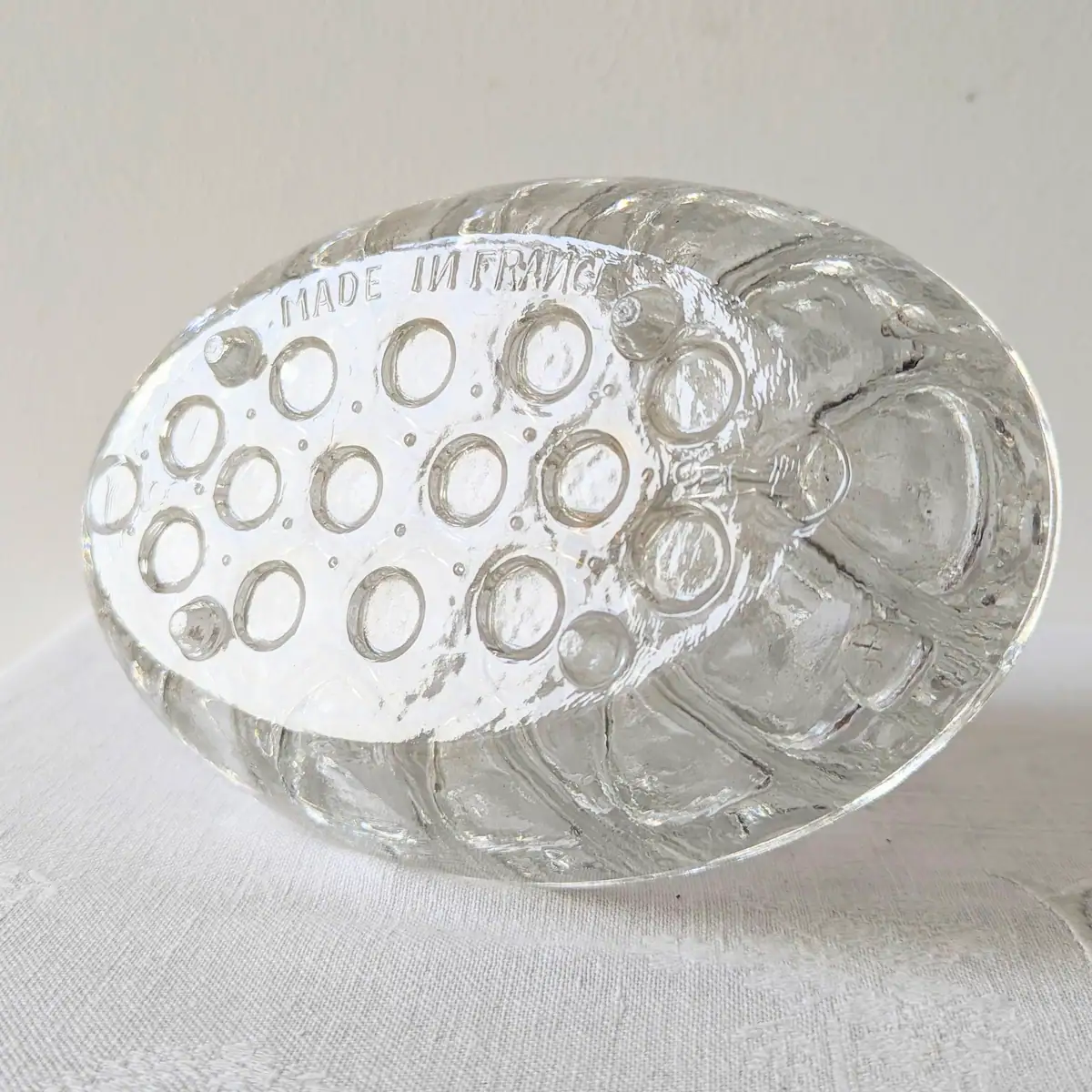 Détail du dessous du verre gravé avec la mention Made in France