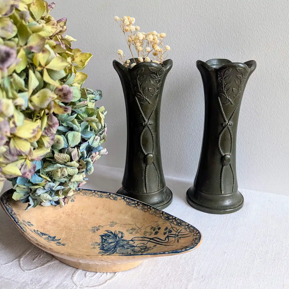 Vases Art Nouveau mis en scène avec céramique ancienne