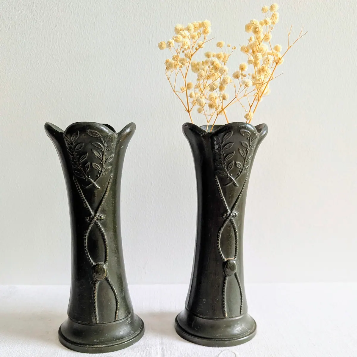 Paire de vases Art Nouveau anciens en régule à patine verte décor tulipes