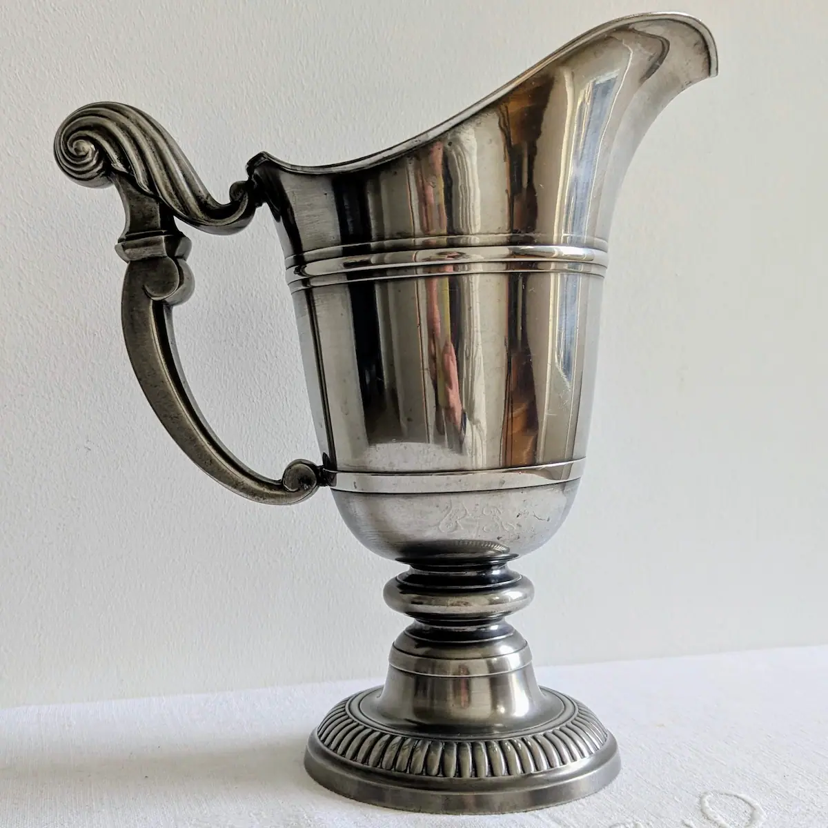 Pichet en étain ancien style casque reflet satiné