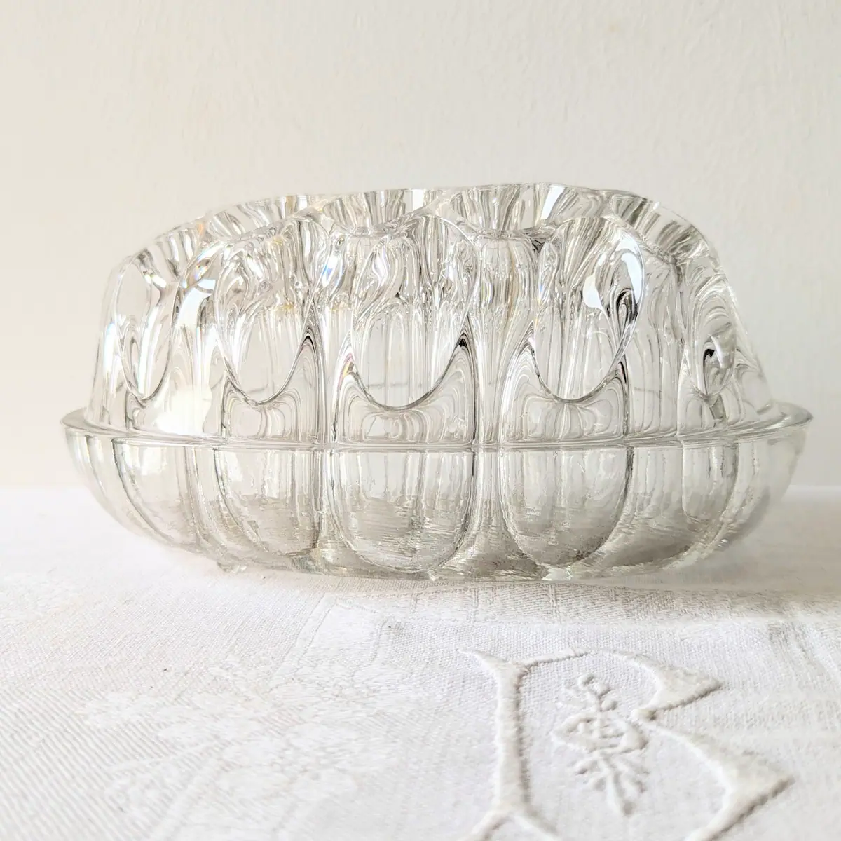 Pique-fleurs ancien en verre massif transparent à 26 alvéoles