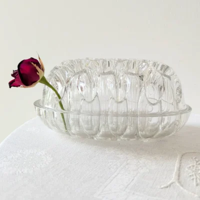 Vue de profil du pique-fleurs ancien en verre montrant la profondeur des alvéoles