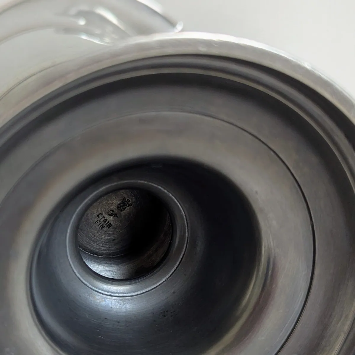 Détail du poinçon étain fin sous l’aiguière