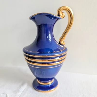 Vue de profil de l'anse à volute sculpturale de la carafe