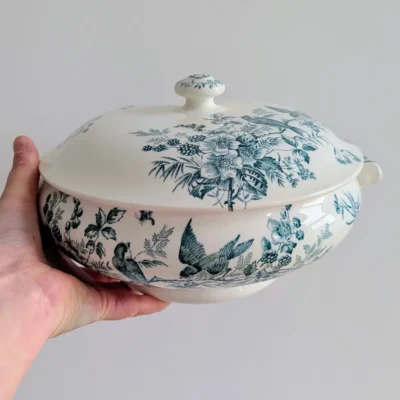 Soupière Longwy ancienne tenue à la main, format compact 28 cm