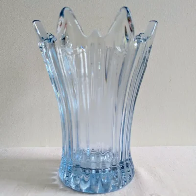 Vase ancien en cristal bleu clair face aux reliefs verticaux