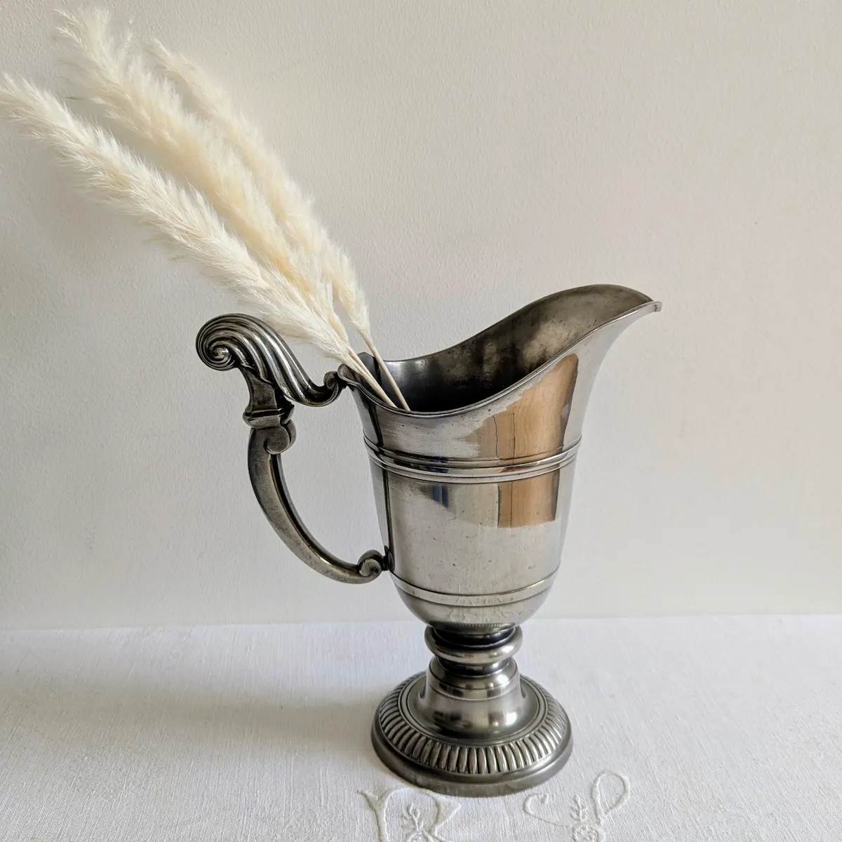 Aiguière en étain utilisée en vase avec fleurs séchées